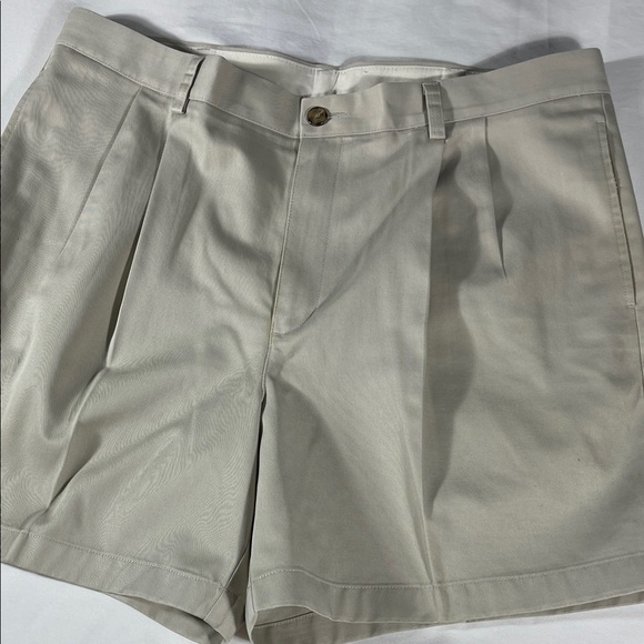 L.L. Bean mens stone khaki rugged pleated 6" inseam chino shorts - size 38 - Picture 1 of 10
